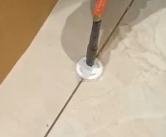 辛集瓷砖空鼓维修公司专业解答瓷砖在铺贴过程中，如果没有涂抹均匀到位的粘结材料（如水泥砂浆或瓷砖胶），可能会导致以下问题