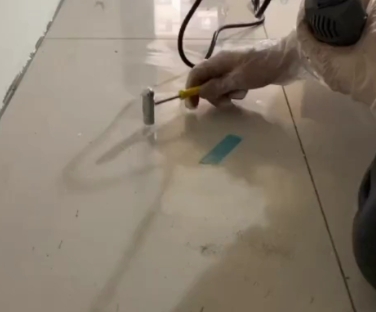 辛集瓷砖开裂维修公司专业分享瓷砖在铺贴前如果没有沥干水分，将会导致以下问题