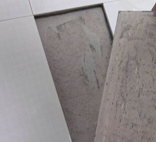 辛集瓷砖空鼓维修公司分享瓷砖铺贴时如果打浆（即涂抹在瓷砖背面和基层上的砂浆或瓷砖胶）过少，会带来以下问题